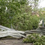 La tempête qui a balayé la Chaux-de-Fonds a causé un mort, fait plusieurs blessés et endommagé de nombreux bâtiments, parmi lesquels la patinoire des Mélèzes.